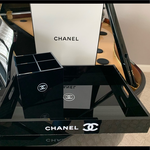 CHANEL | Vanity / Cosmetic Essentials - Picture 10 of 13